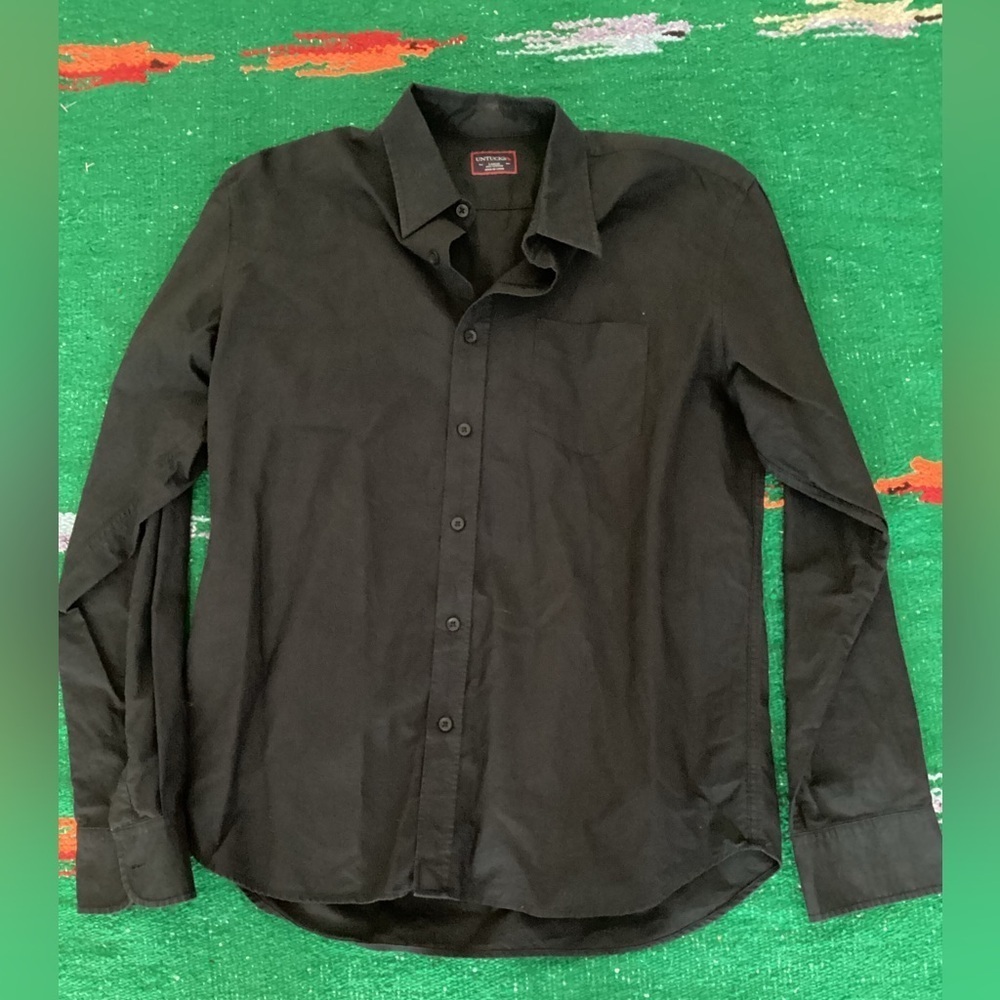 UNTUCKit Black button down shirt-SZ L
Pit to pit 20”
Length 30”
@15